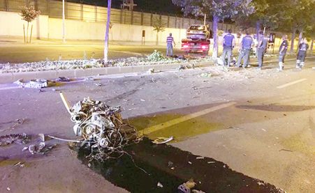 Ağaca çarpan otomobilin motoru fırladı: 3 yaralı