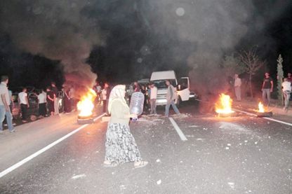 Suların akmadığını iddia ederek yolu trafiğe kapattıiar 