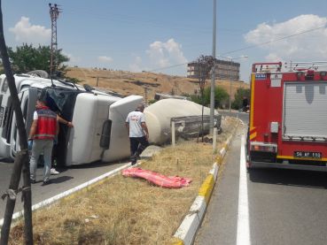 Virajda devrilen beton mikserinin sürücüsü yaralandı