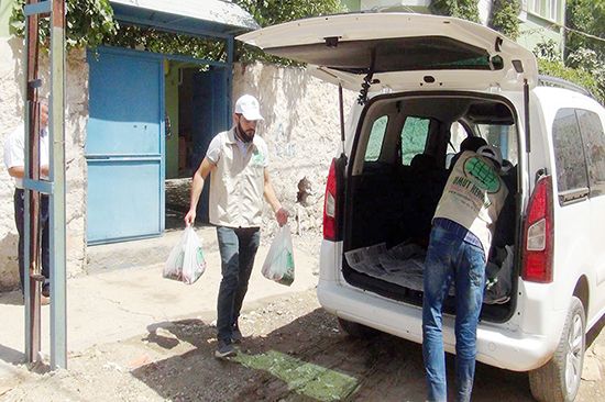 Umut Kervanı Çınar’da kurban eti dağıttı