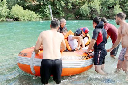 Baraj kapakları açıldı, piknik yapan 70 kişi mahsur kaldı  