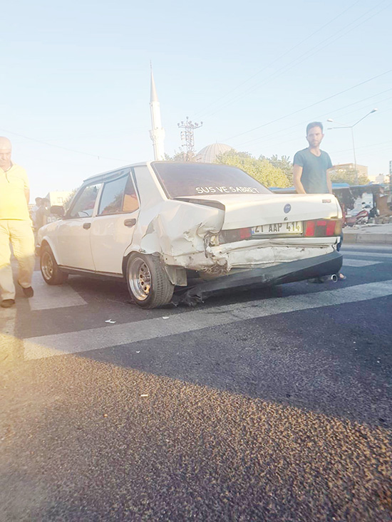 Otomobil yaya şeridindeki araca çarptı: 2 yaralı  