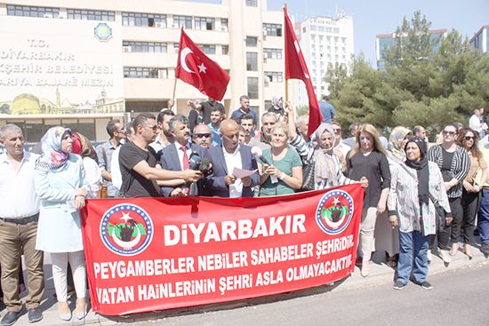 Şehit ve gazi ailelerinden kayyum atamasına destek  