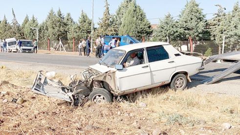 Otomobil ile minibüs çarpıştı: 12 yaralı