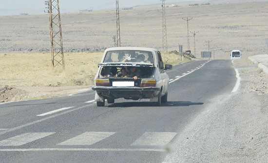 Otomobilin bagajında tehlikeli yolculuk   