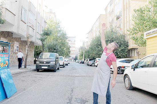 Balkon camı tost yiyen gencin kafasına düştü