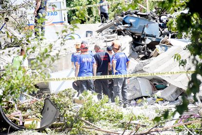 Tanker evin üzerine devrildi: 4 ölü