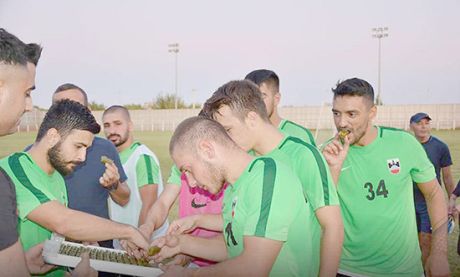 Taraftarlardan futbolculara tatlı ikramı 