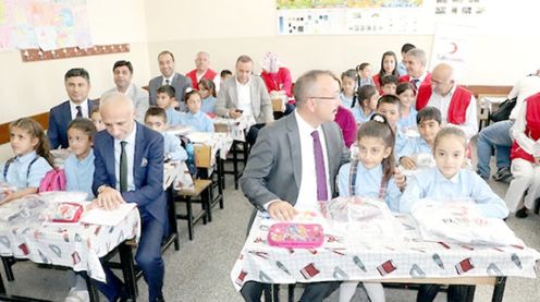 40 yıl önce okuduğu ilkokula giyim yardımı yaptı