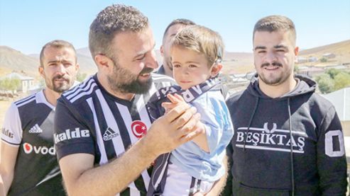 2,5 yaşında sesle tanışan Yusuf, Vodafone Park'ta maç izleyecek