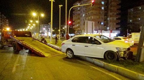 Kırmızı ışıkta geçen otomobil kaza yaptı: 7 yaralı