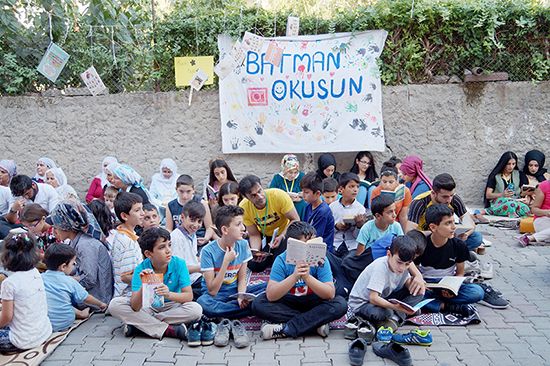 Mahalleyi temizleyip kitap okudular 