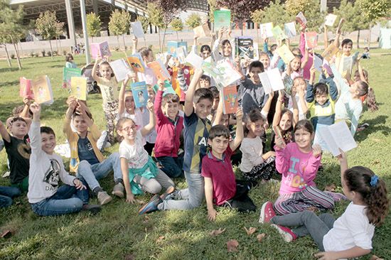 Öğrenciler, protokol ile bir araya gelip parkta kitap okudu 