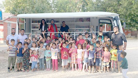 Minibüsle köy çocuklarına kitap taşıyorlar