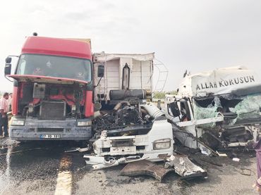 Tır park halindeki tıra çarptı: 2 yaralı