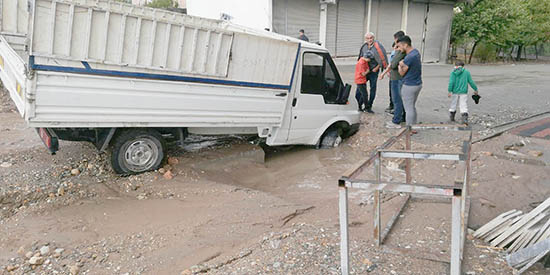 Çınar'ı su bastı