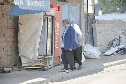 Kontrolden çıkan araç kaldırımdaki yayalara çarptı