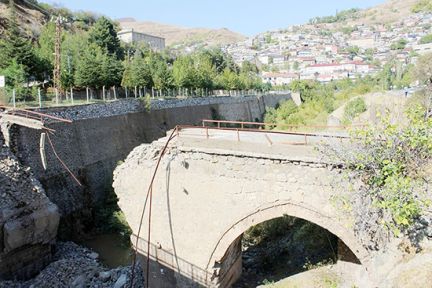 Tarihi Maden Köprüsü çöktü