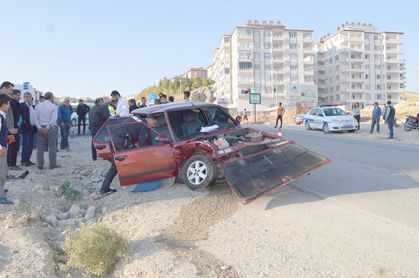 Otomobiller kafa kafaya çarpıştı   