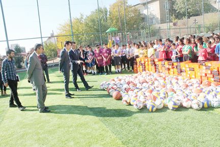 Kulp Belediyesinden öğrencilere spor malzemesi desteği