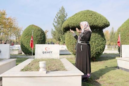 Anneler şehitlik mezarlığında!