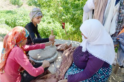 Köyde, taş el değirmeniyle tahıl öğütüyorlar