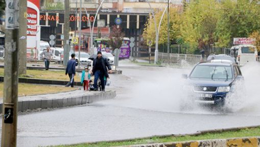 Yağmur felç etti!