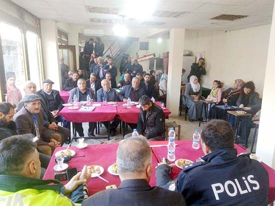 Sason’da polis mahalleleri dolaşarak vatandaşların sorunlarını dinliyor 