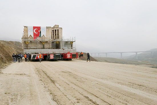 Hasankeyf'teki 609 yıllık Er-Rızk Camisi'nin ana gövdesi taşındı