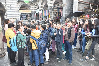 Büyükşehir Bilgi Evi Öğrencileri tarihi Suriçi’ni gezdi