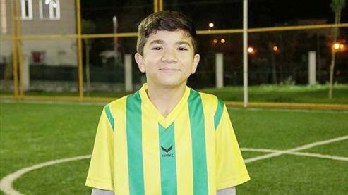 14 yaşındaki Muzaffer futbolla engelleri aştı