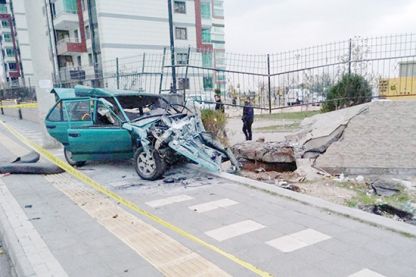 Bahçe duvarına çarpan araçta 2 kişi öldü bir kişi ağır yaralandı