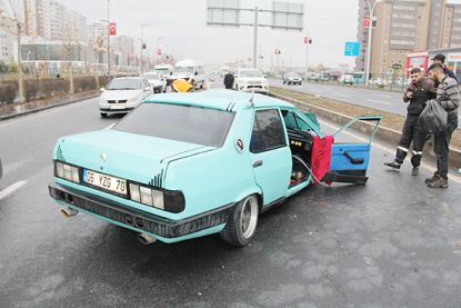 Diyarbakır'da refüje çarpan araç hurdaya döndü: 2 ağır yaralı 