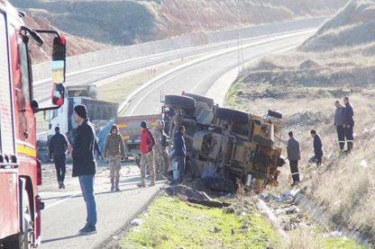 Kamyon zırhlı araca çarptı: 7'si askeri personel 8 yaralı