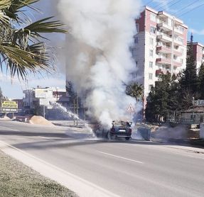 Mardin'de seyir halindeki otomobil yandı