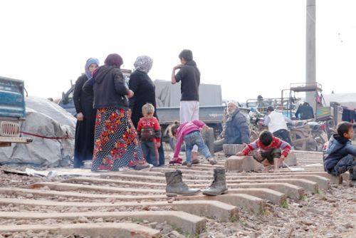 İdlib'deki kader yolcuları tren yoluna 