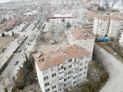 Elazığ'da depremde hasar gören binalar yıkılıyor