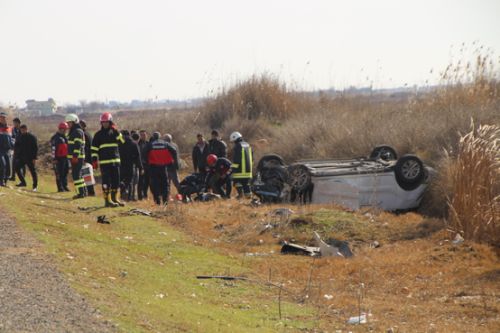 Çarpışan araçlar tahliye kanalına devrildi