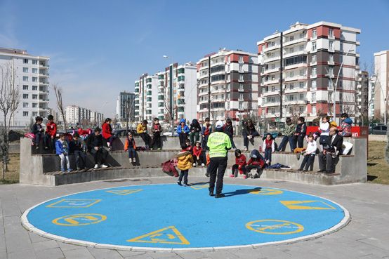 Eğlenerek trafik kurallarını öğreniyorlar