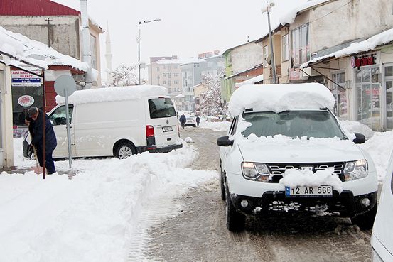 Baharı beklerken, yarım metre kar yağdı