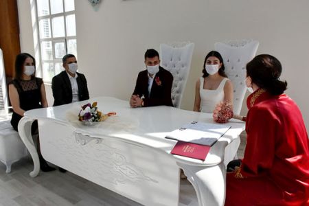 Korona virüs tedbirleri alınarak nikah kıydılar 