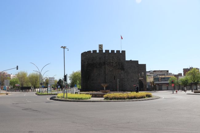 Diyarbakır'da cadde ve sokaklar boş kaldı