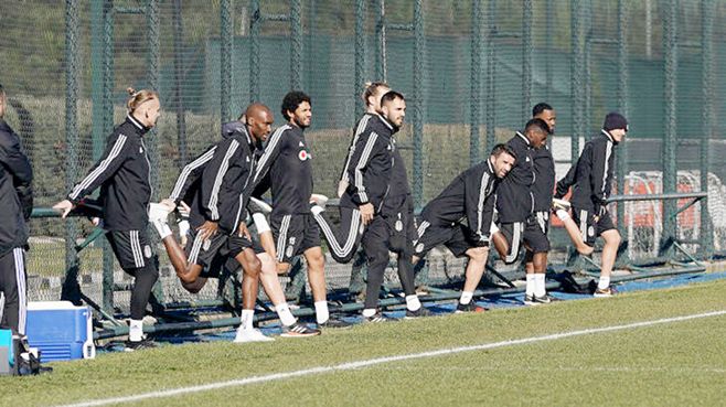 Beşiktaşlı futbolcular 1 aylık aranın ardından sahaya indi