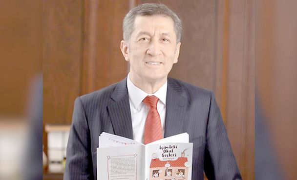 Bakan Selçuk'tan öğrencilere '23 Nisan' hediyesi kitap