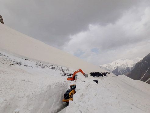 Van-Bahçesaray karayoluna çığ düştü