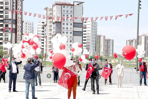 Çocuklar balkonda balonlar sokakta!