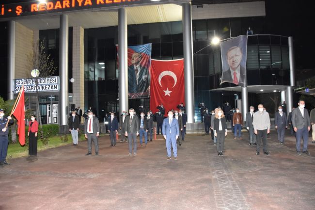 Bağlar Belediyesi önünde İstiklal Marşı okundu