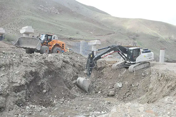 Heyelan nedeniyle kapanan Hakkari-Yüksekova kara yolunda çalışmalar sürüyor