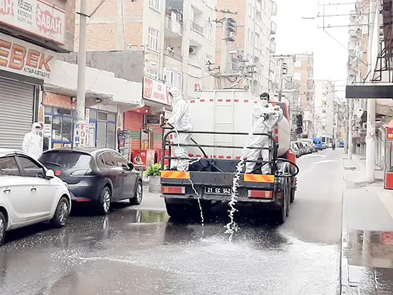 Bağlar'da cadde ve sokaklar dezenfekte edildi