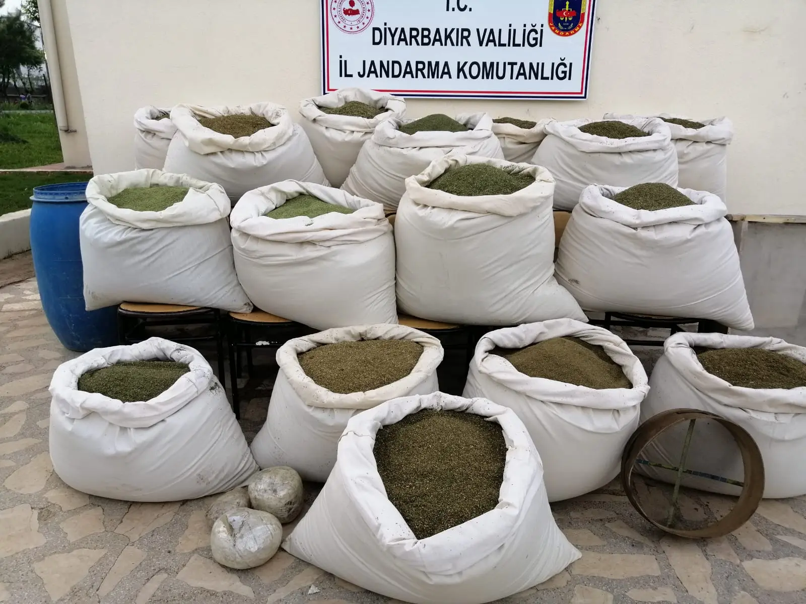 Diyarbakır'da 725 kilogram esrar ve 85 kilogram skunk ele geçirildi